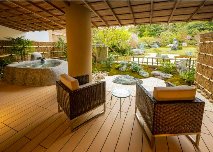 A private terrace at Gora Kadan, featuring a private bath and seats looking onto a Japanese garden.